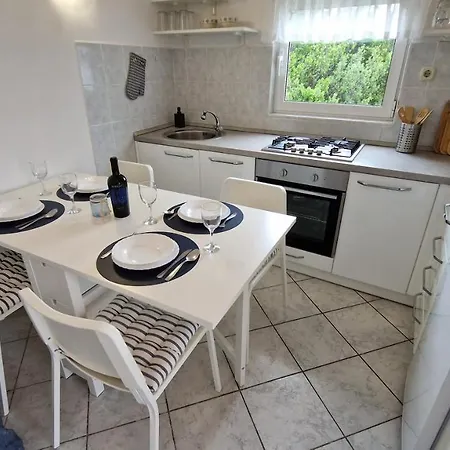 Daire Beach Apartment Mali Iz